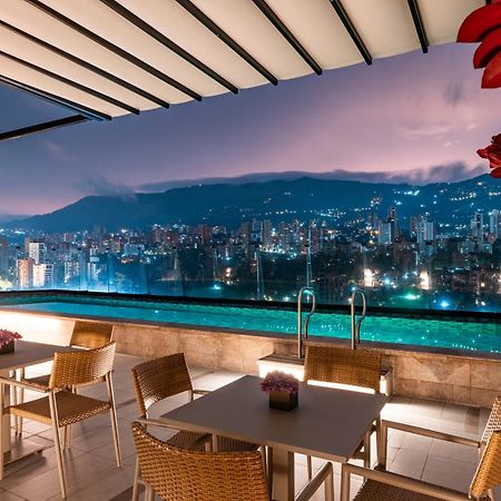 Hotel York Luxury Suites Medellin By Preferred Esterno foto The rooftop pool at the hotel