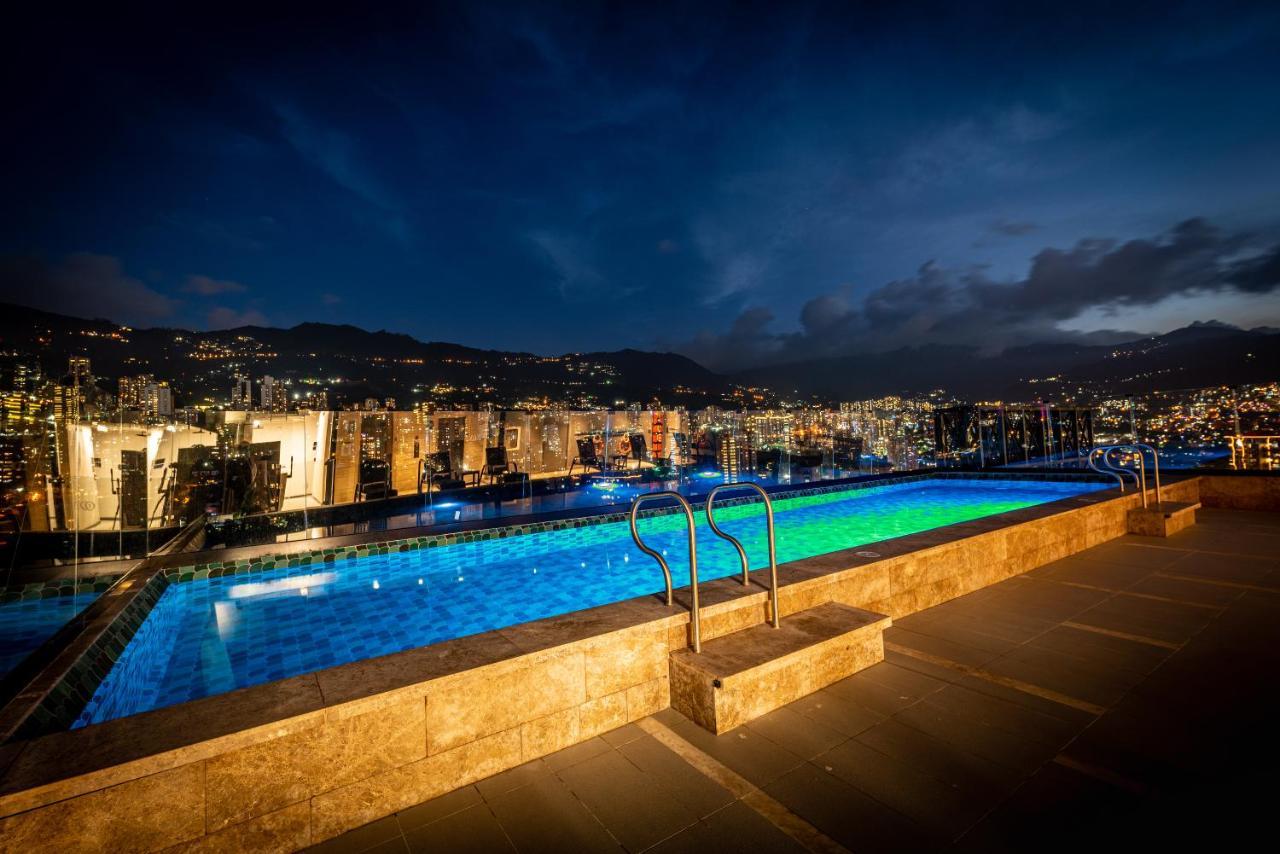 Hotel York Luxury Suites Medellin By Preferred Esterno foto The pool at the hotel