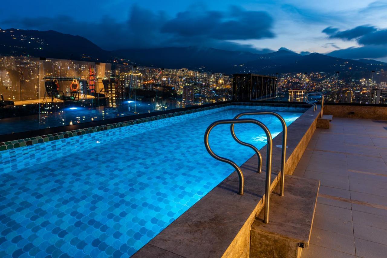 Hotel York Luxury Suites Medellin By Preferred Esterno foto Infinity pool at the top of the hotel