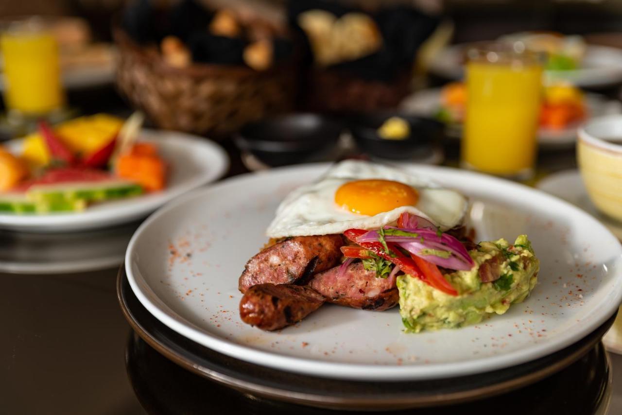 Hotel York Luxury Suites Medellin By Preferred Esterno foto Breakfast at the hotel