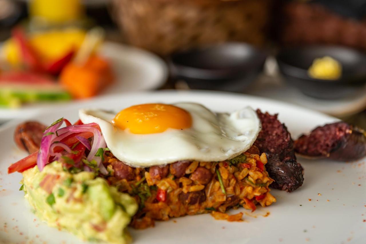 Hotel York Luxury Suites Medellin By Preferred Esterno foto A plate of chaat