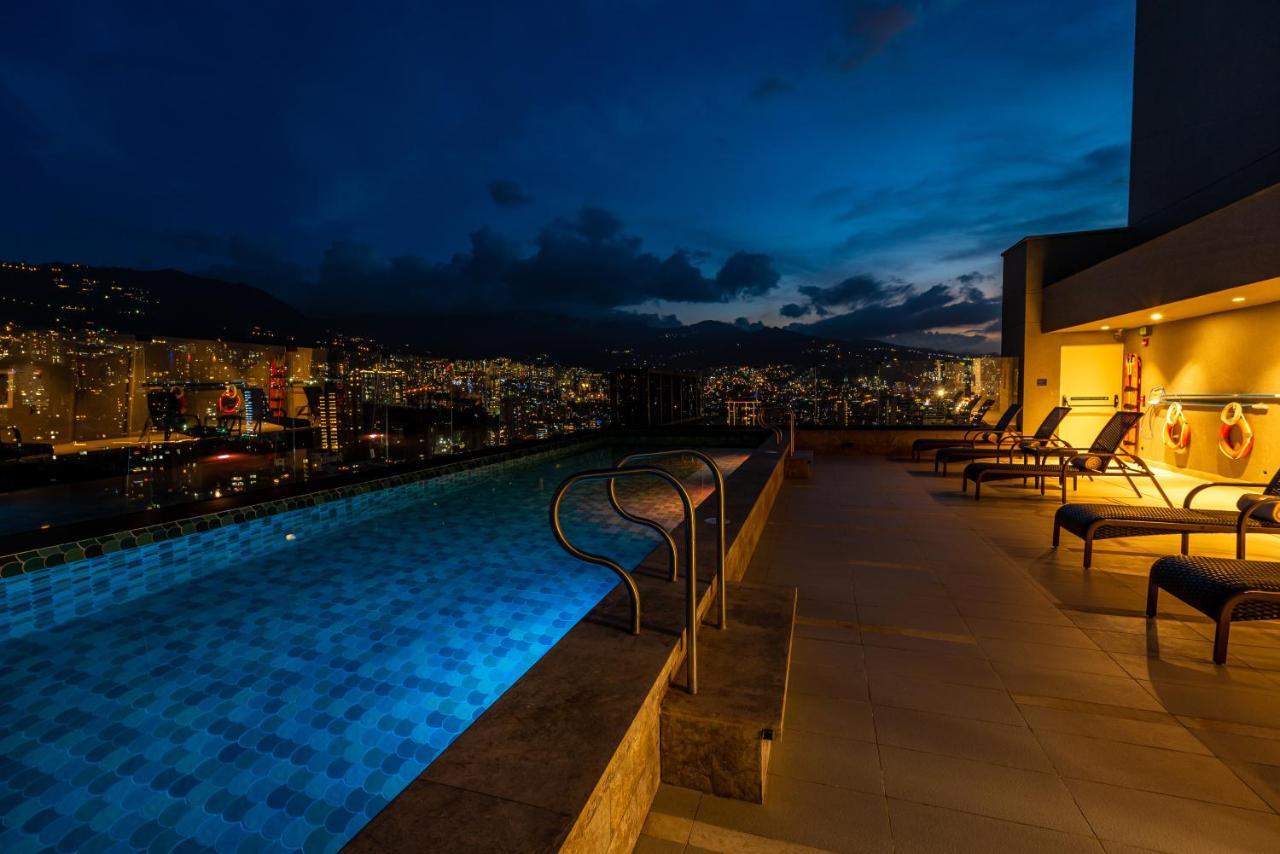 Hotel York Luxury Suites Medellin By Preferred Esterno foto Rooftop pool at the Hotel