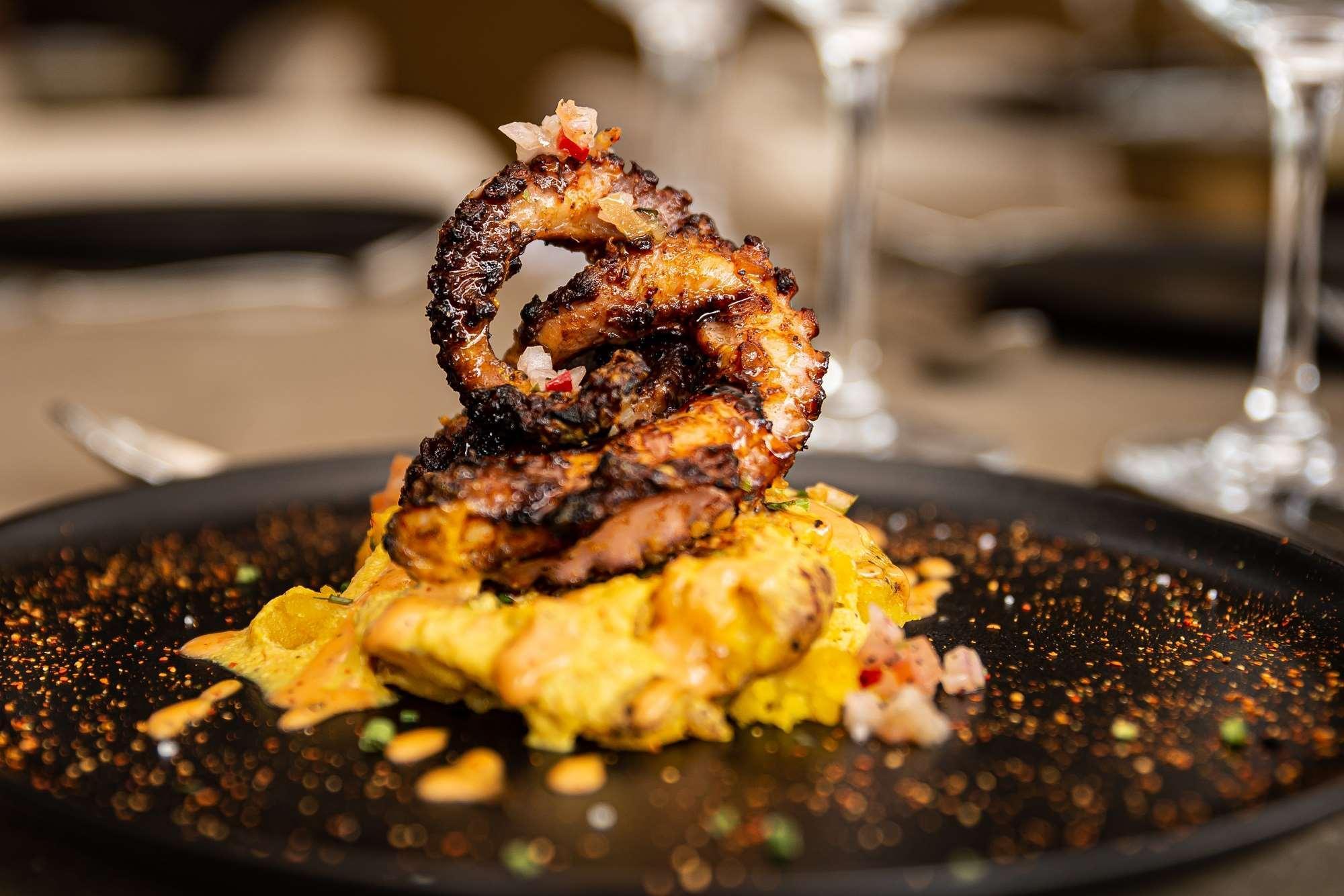 Hotel York Luxury Suites Medellin By Preferred Esterno foto Grilled octopus