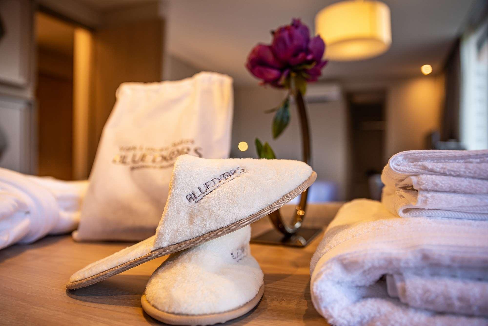 Hotel York Luxury Suites Medellin By Preferred Esterno foto A pair of hotel slippers