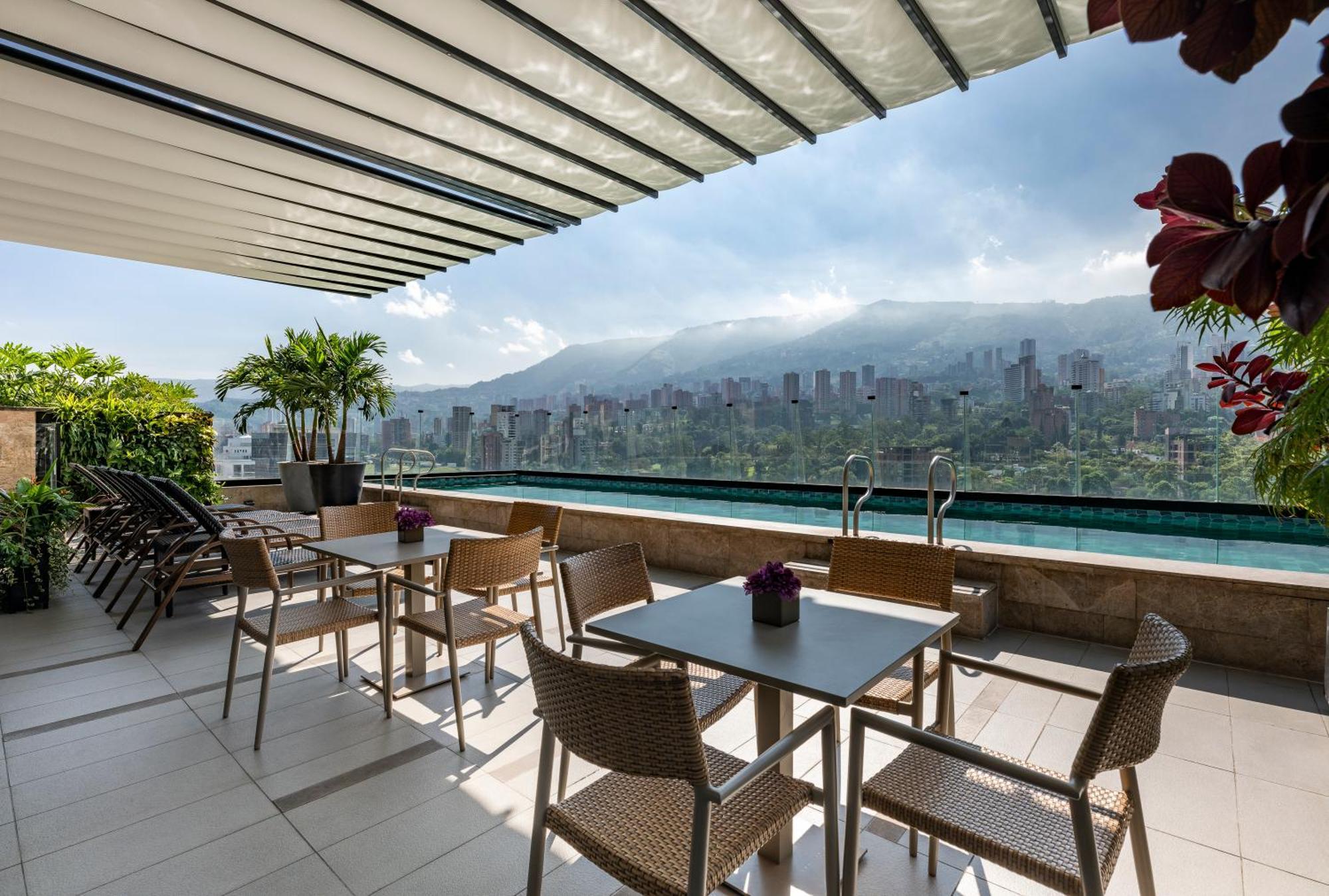 Hotel York Luxury Suites Medellin By Preferred Esterno foto The rooftop pool at the hotel