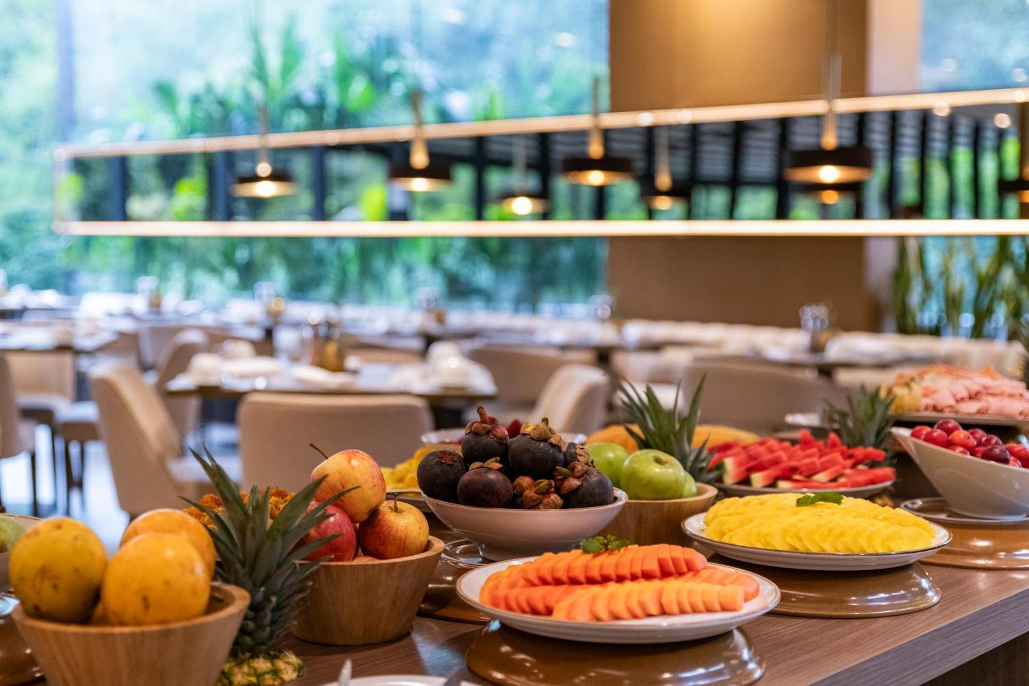 Hotel York Luxury Suites Medellin By Preferred Esterno foto A fruit salad buffet