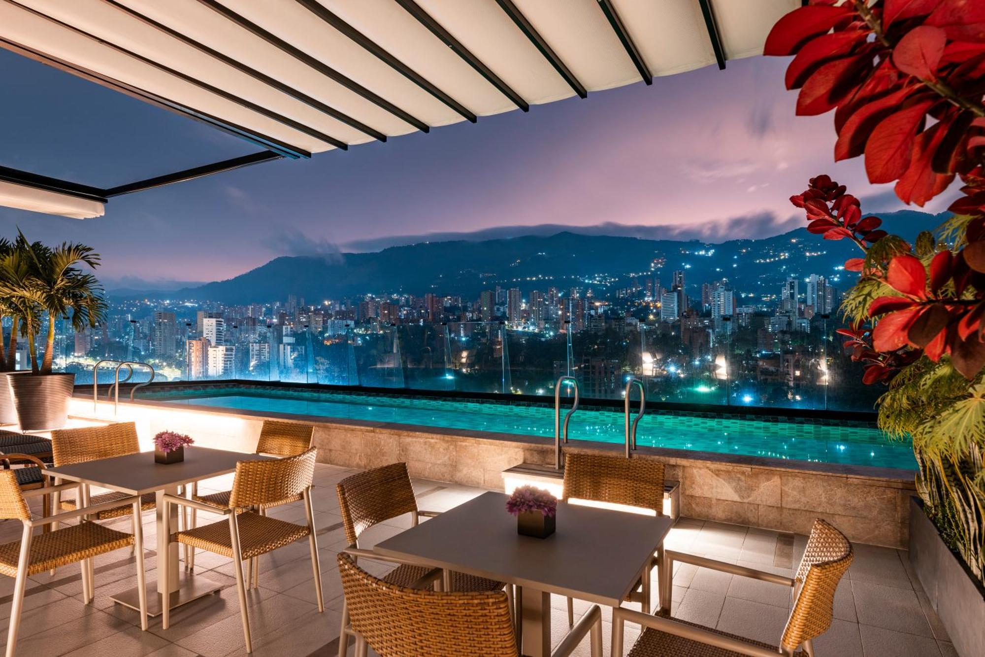 Hotel York Luxury Suites Medellin By Preferred Esterno foto The rooftop pool at the hotel