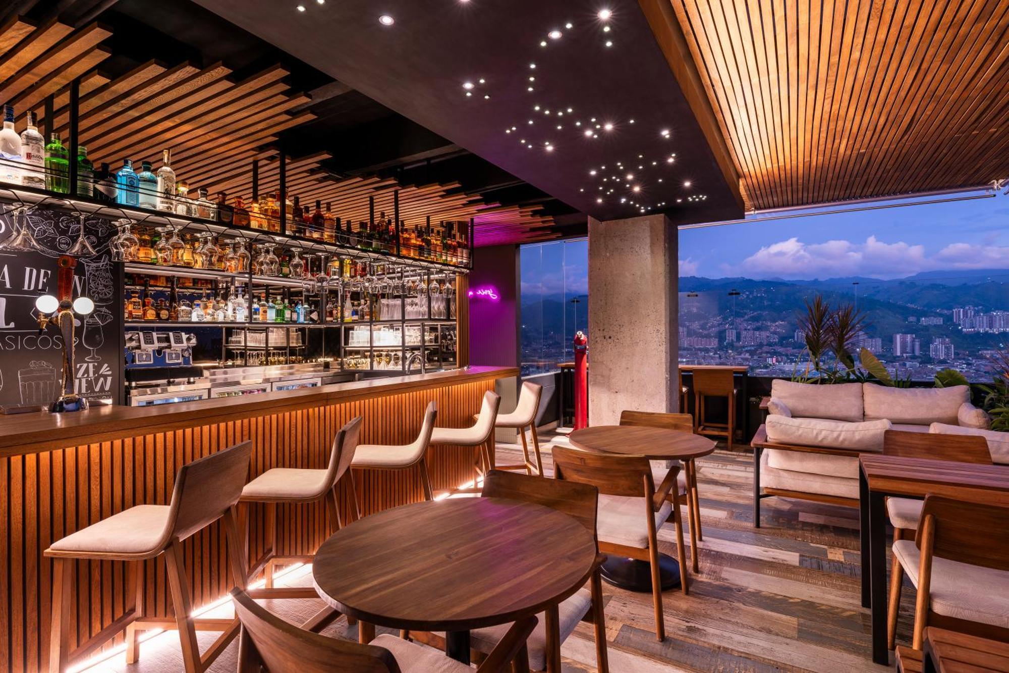 Hotel York Luxury Suites Medellin By Preferred Esterno foto The bar at the 360° Sky Lounge