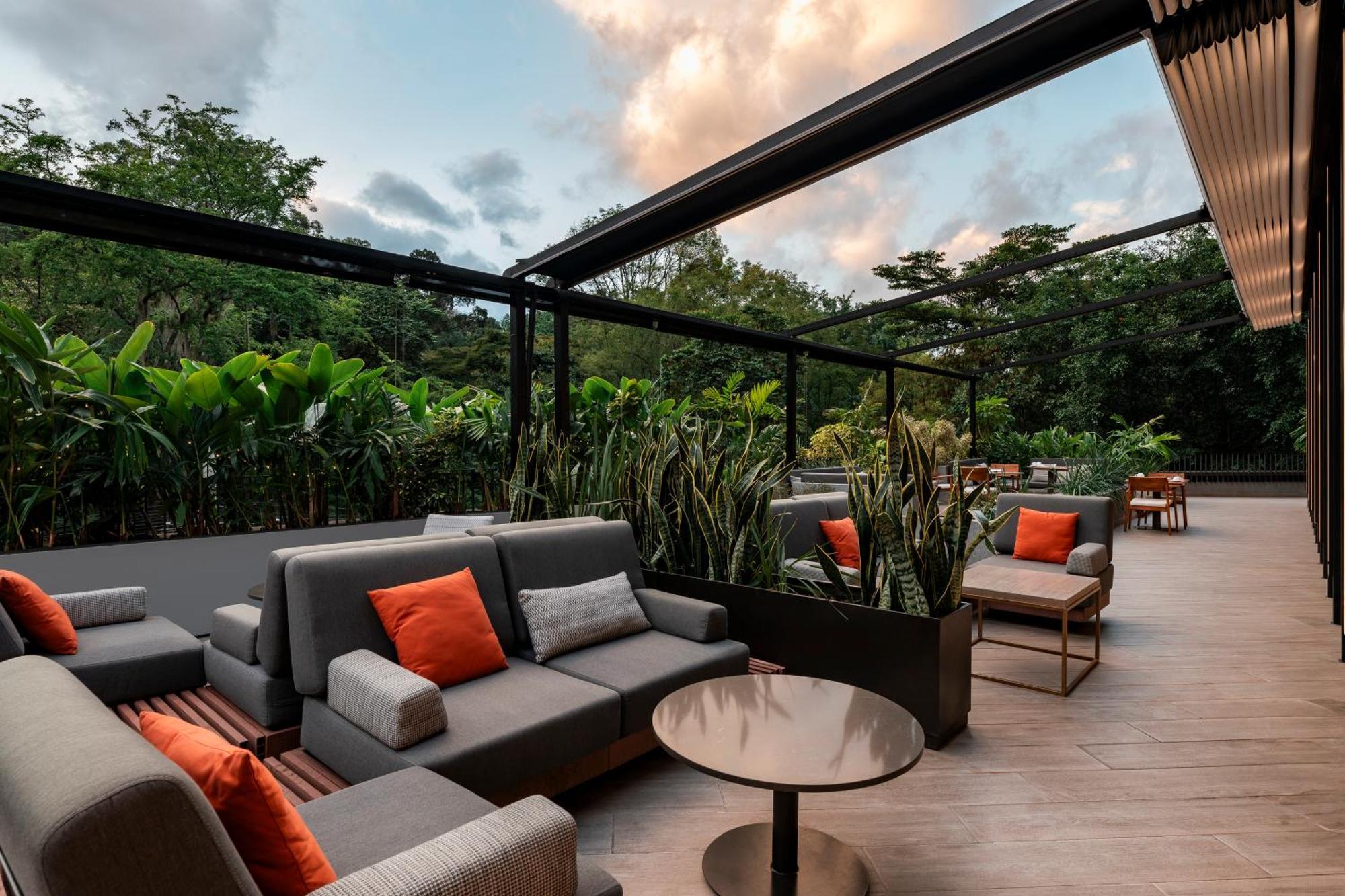 Hotel York Luxury Suites Medellin By Preferred Esterno foto The rooftop lounge at the hotel