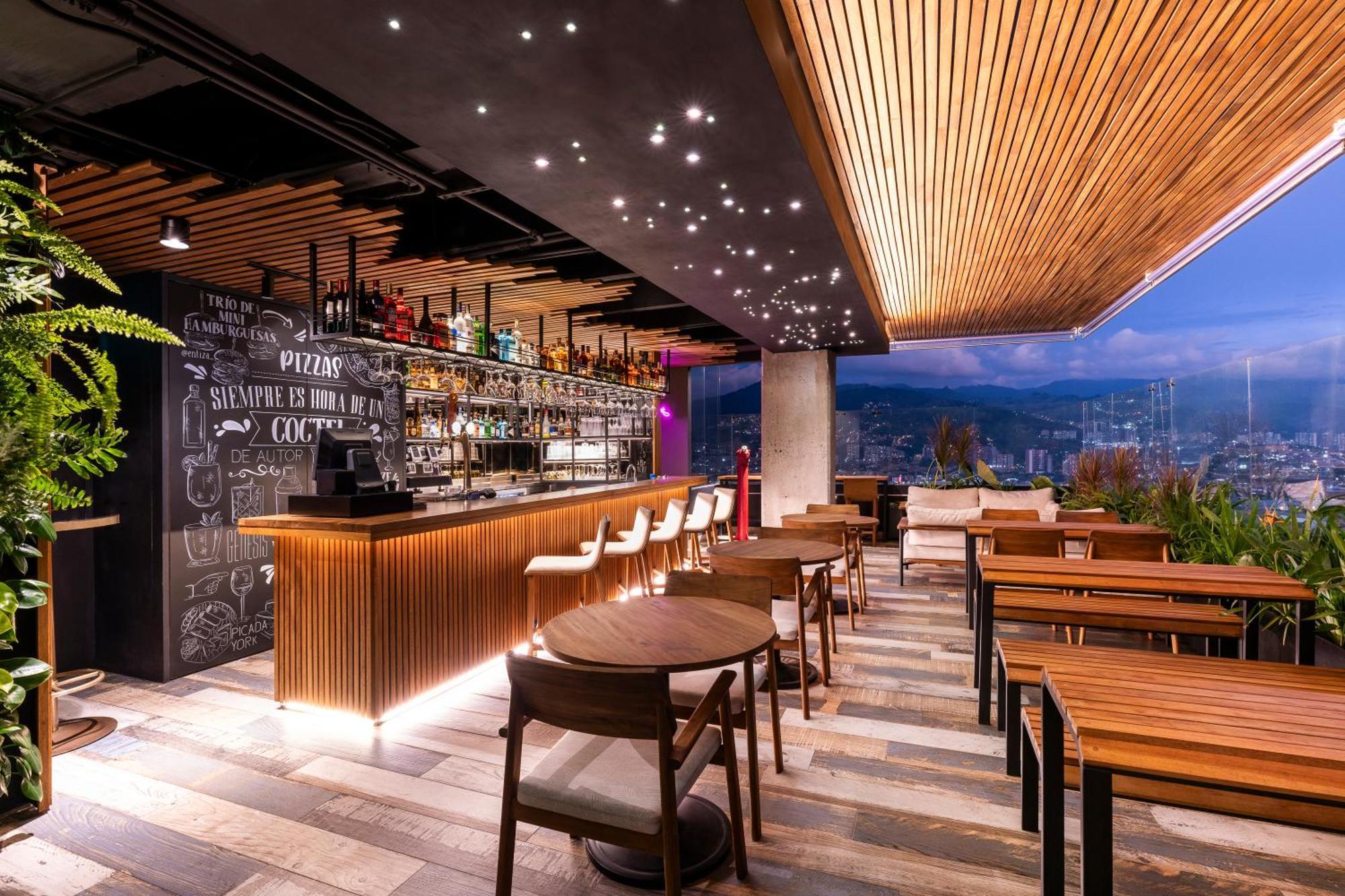 Hotel York Luxury Suites Medellin By Preferred Esterno foto The Peak Lounge
