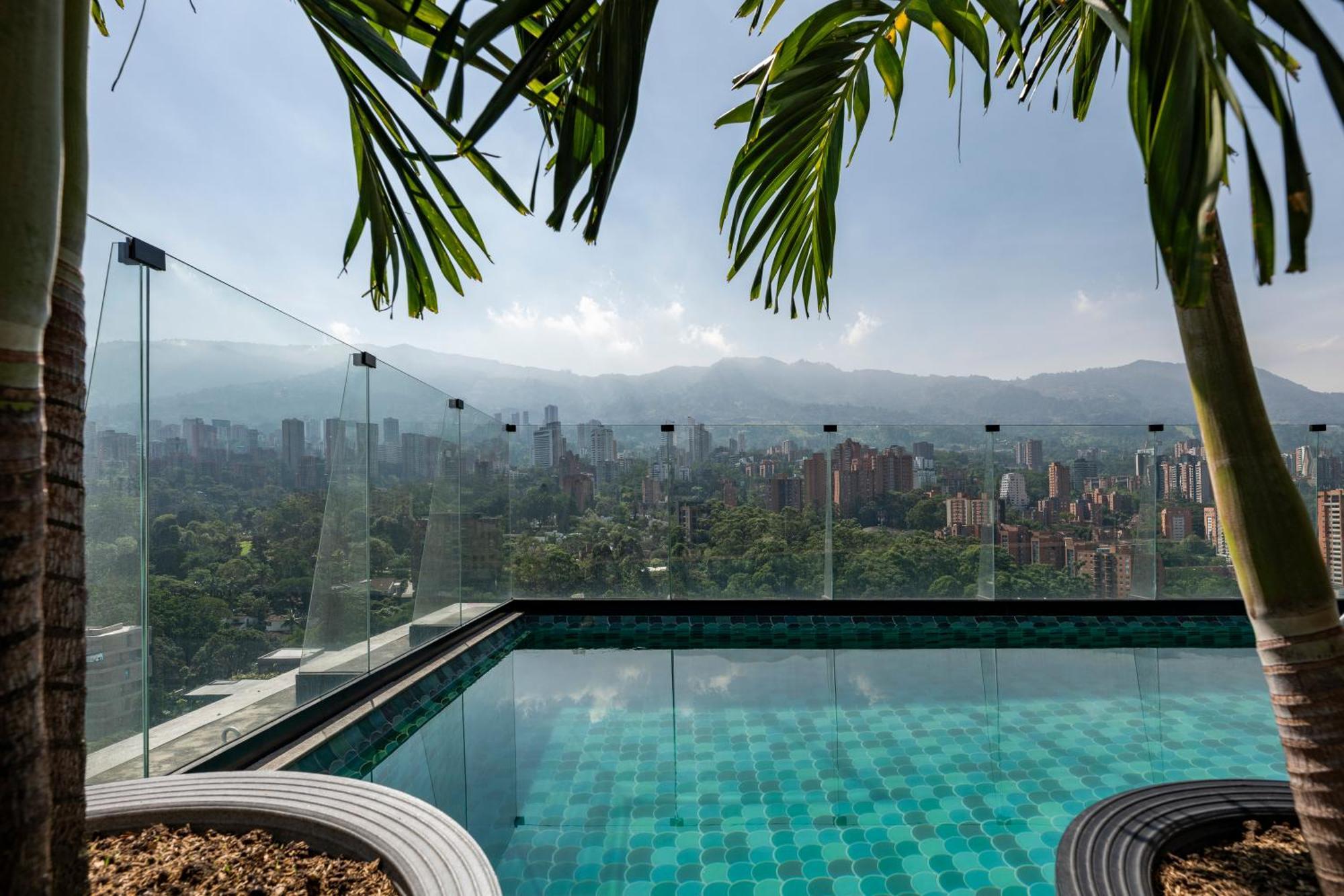 Hotel York Luxury Suites Medellin By Preferred Esterno foto View from the rooftop pool
