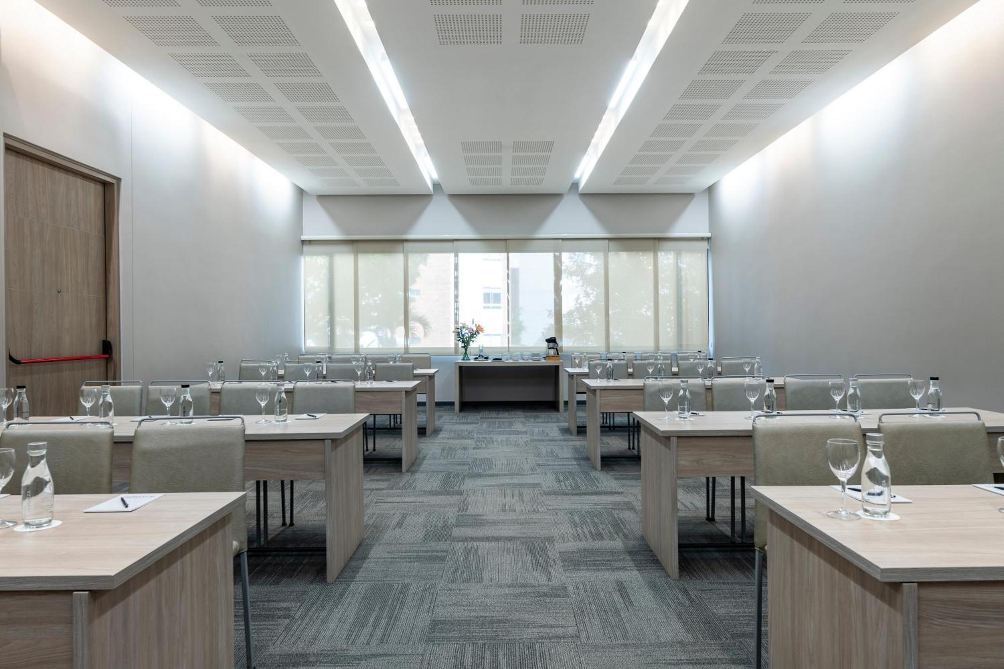 Hotel York Luxury Suites Medellin By Preferred Esterno foto Meeting room