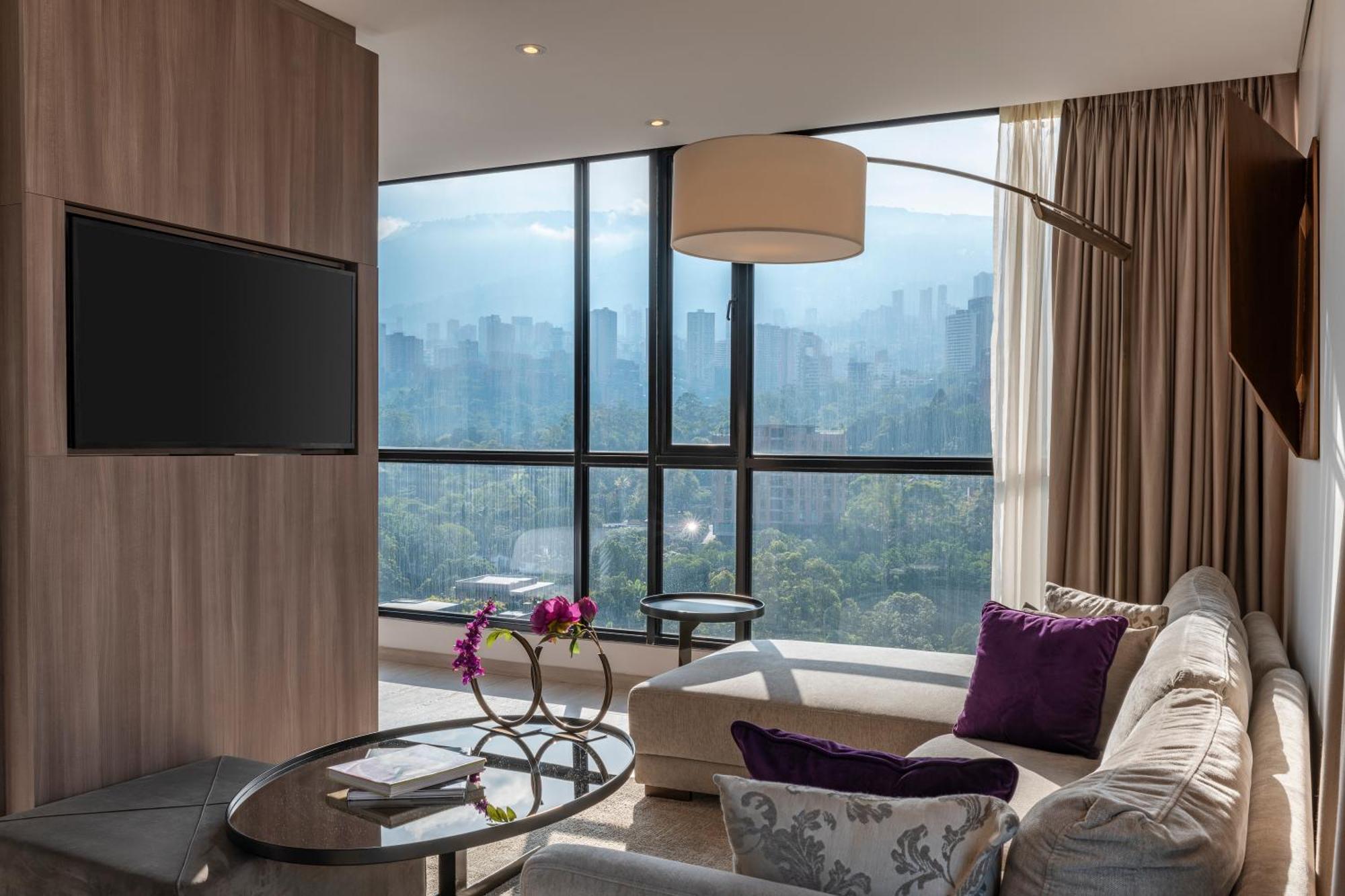 Hotel York Luxury Suites Medellin By Preferred Esterno foto A suite at the hotel