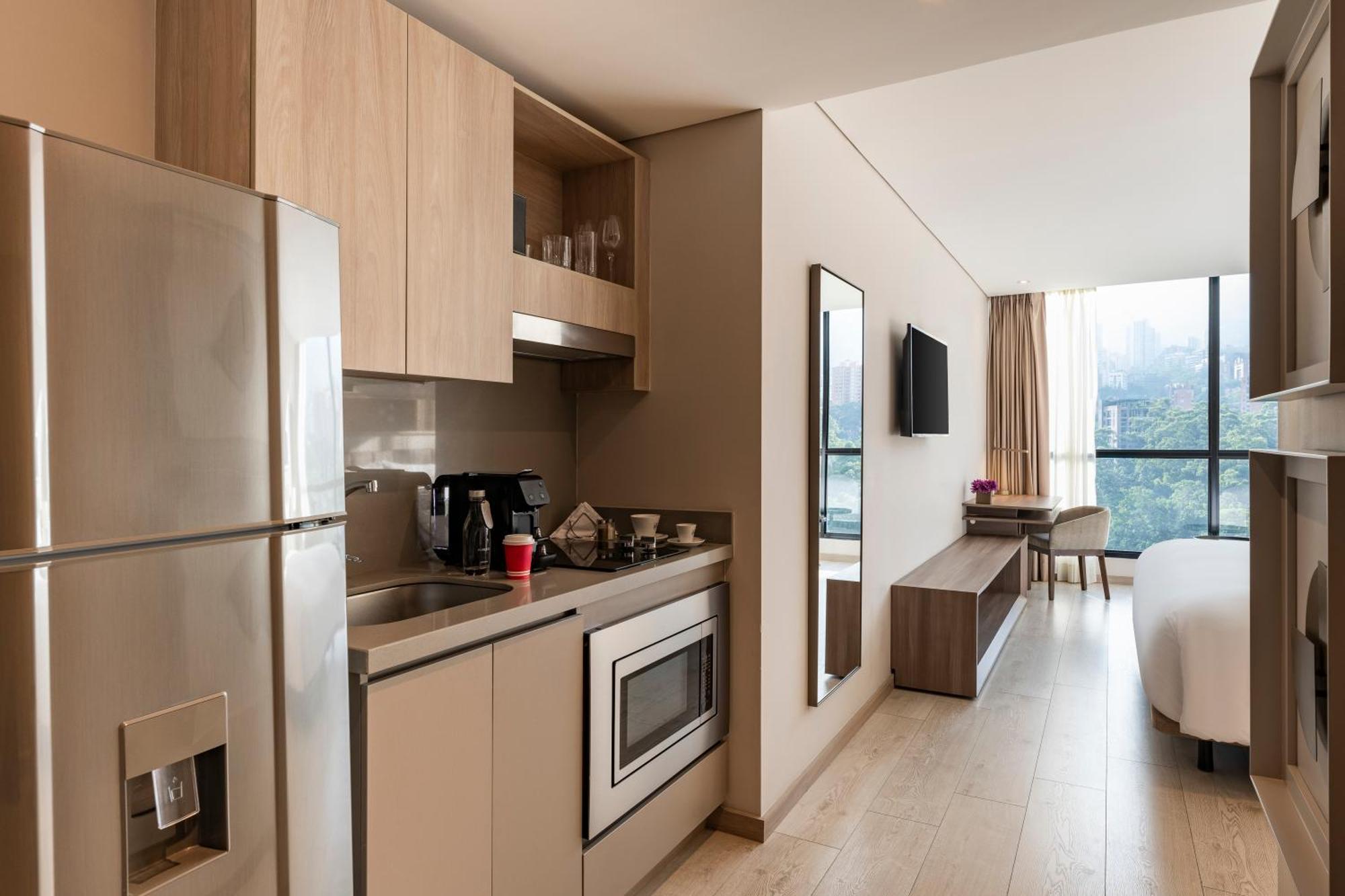 Hotel York Luxury Suites Medellin By Preferred Esterno foto Studio apartment with a kitchenette