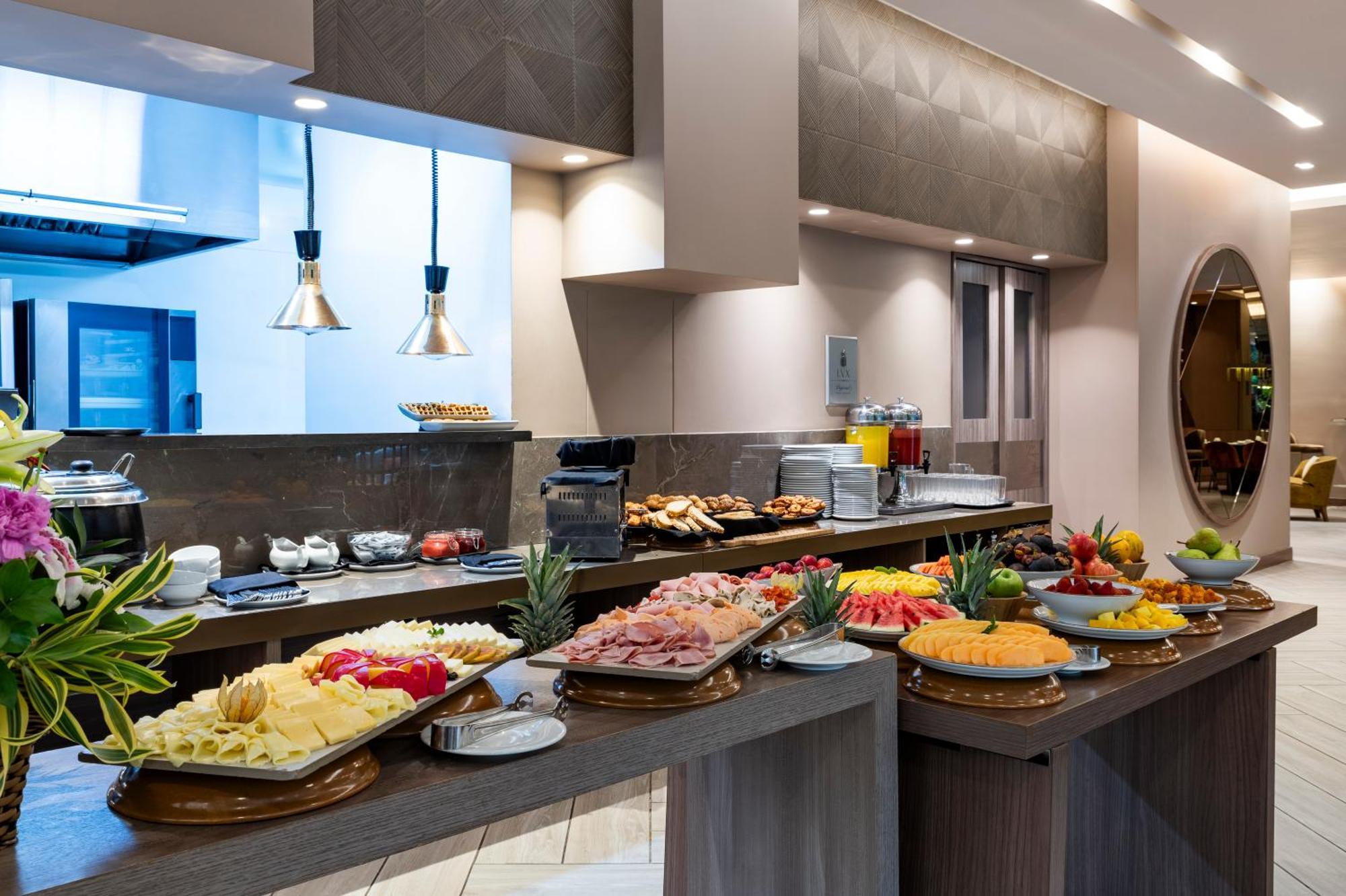 Hotel York Luxury Suites Medellin By Preferred Esterno foto A buffet at a hotel