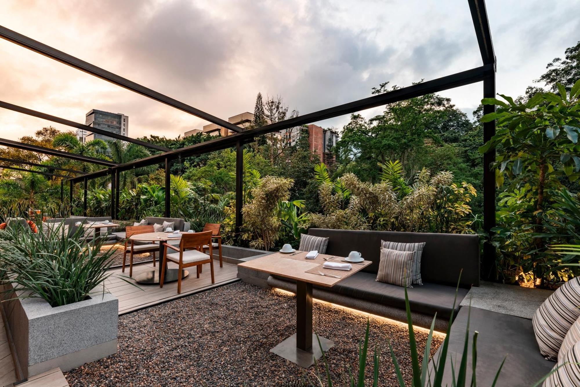 Hotel York Luxury Suites Medellin By Preferred Esterno foto The rooftop garden at the restaurant